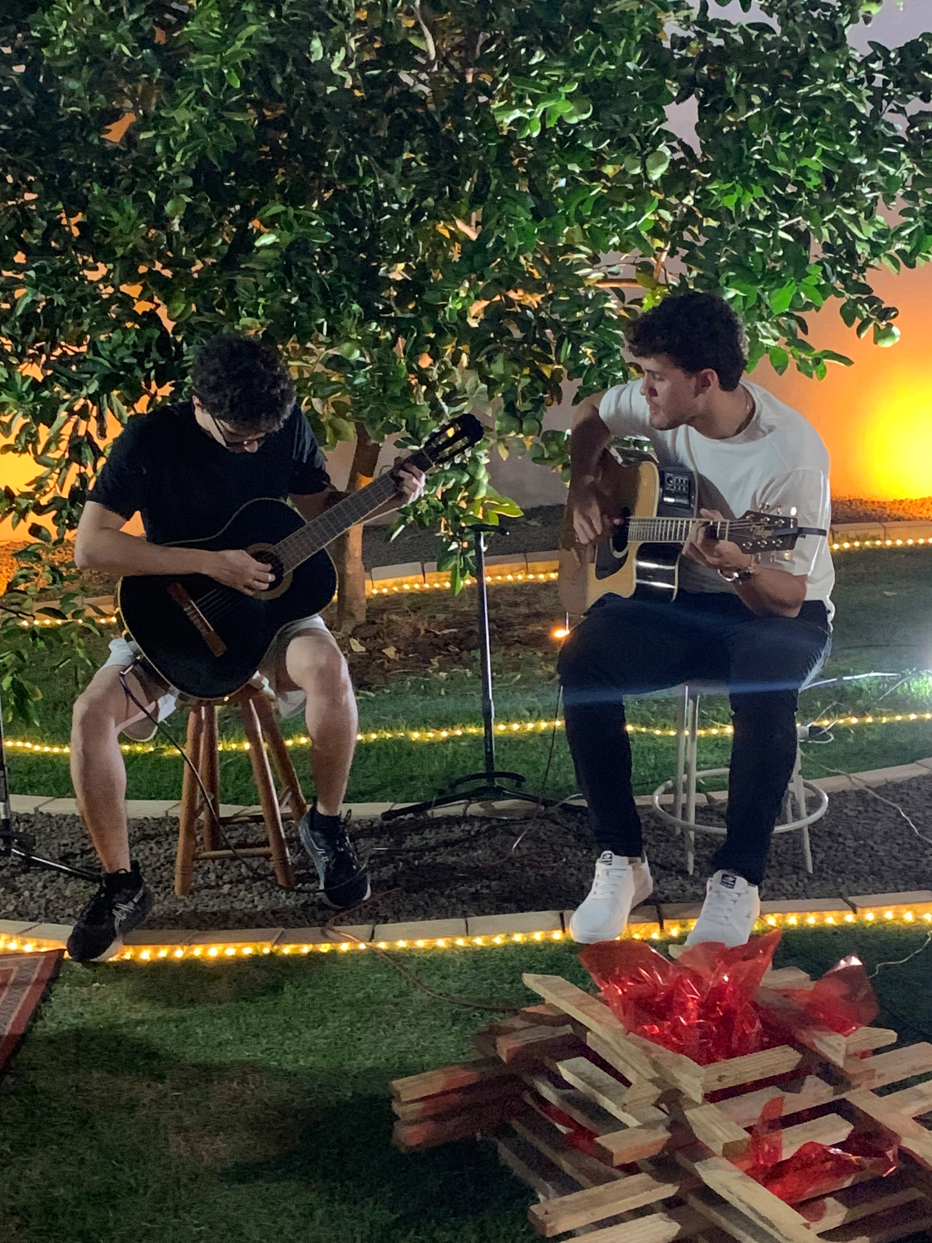 Dois músicos tocando violão no espaço da Pianíssima